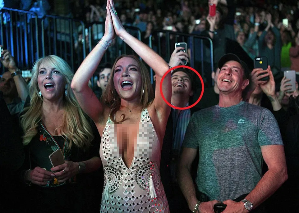 Lindsay Lohan dan keluarganya merayakan pertunangan © Dailymail.co.uk