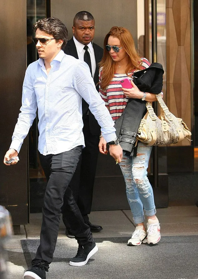Lindsay Lohan dan Egor Tarabasov ketahuan keluar dari hotel © Dailymail.co.uk
