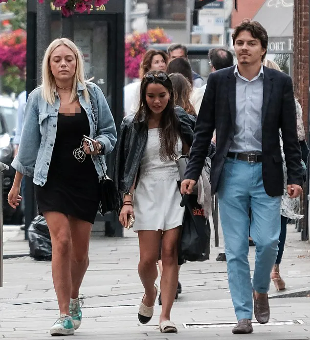 Egor jalan bareng 2 wanita misterius © Splashnews/dailymail.co.uk