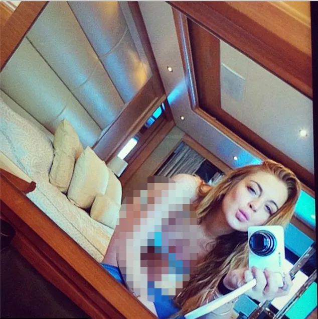 Berpose seksi di depan kamera @ instagram.com/lindsaylohan