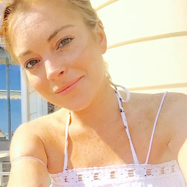 Lindsay makin menua dengan garis-garis keriputnya @ instagram.com/lindsaylohan