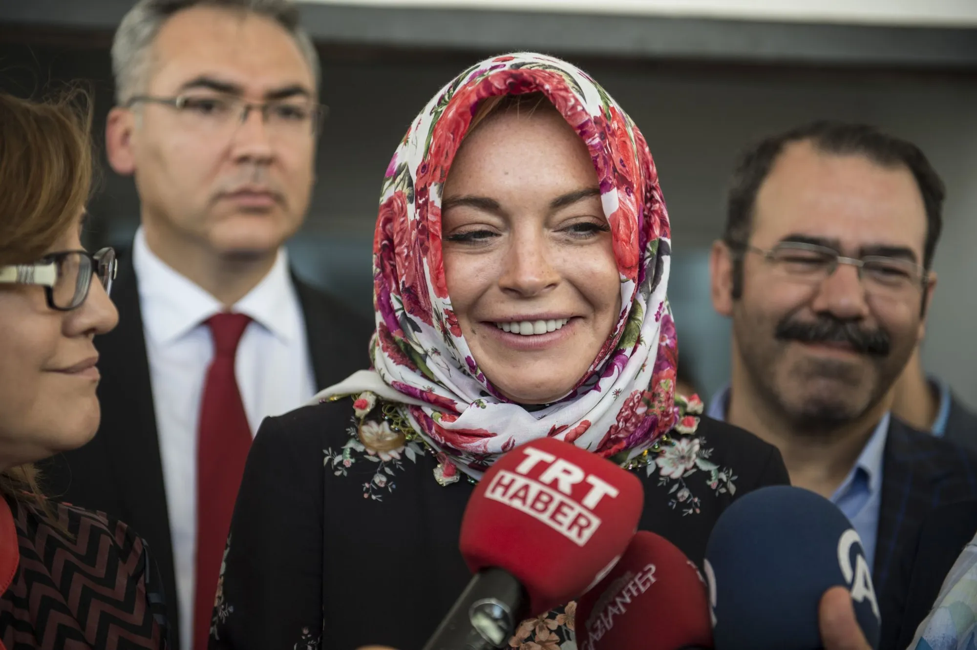 Lindsay sudah berulang kali tertangkap pakai hijab © chron.com