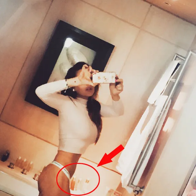 Melihat ada yang aneh dari foto Lindsay yang ini? @ instagram.com/lindsaylohan
