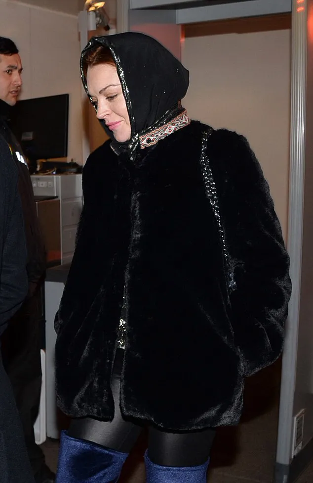 Lindsay mendadak pakai kerudung, ada apa? © Shutterstock/dailymail.co.uk