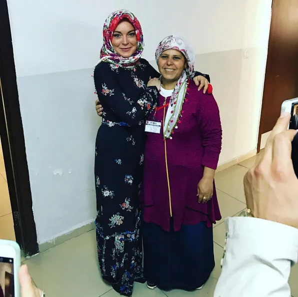 Di Turki, Lindsay juga sempat memakai hijab © instagram.com/lindsaylohan