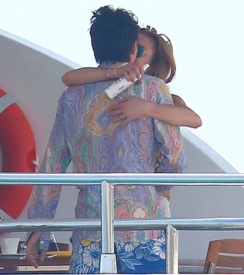 Lindsay cium mesra tunangannya © FameFlynet/dailymail.co.uk