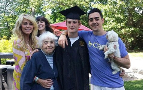 adik wisuda, lindsay lohan malah pesta hura-hura di london