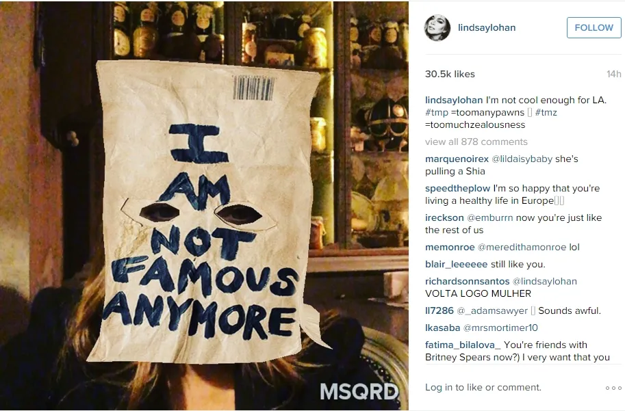 Lindsay Lohan berpose dengan kertas aku tak lagi terkenal. ©instagram.com/lindsaylohan