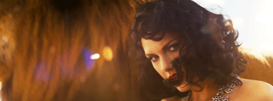 Taylor Swift bersama singa dalam video Wildest Dreams © mtv.com