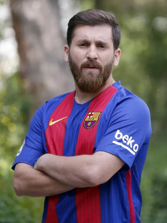Penampilan Reza Parastesh menirukan Messi awalnya dipaksa oleh sang Ayah © Independent.co.uk