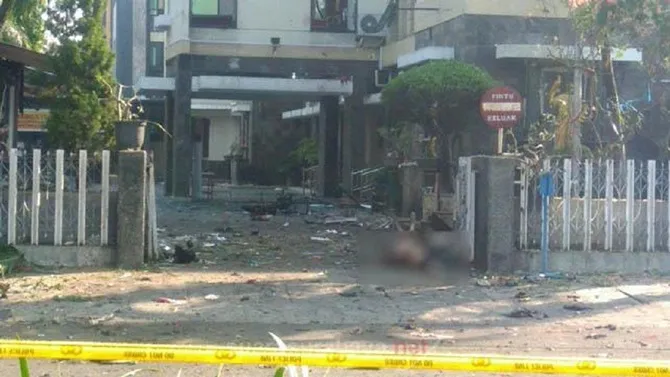 Kabid Humas Polda Jawa Timur, Kombes Pol Frans Barung Mangera, memastikan ledakan yang terdengar di Gereja Santa Maria di Jalan Ngagel Madya Utara, Surabaya, diduga bom bunuh diri. (credit : Abidin/Suarasurabaya.net)