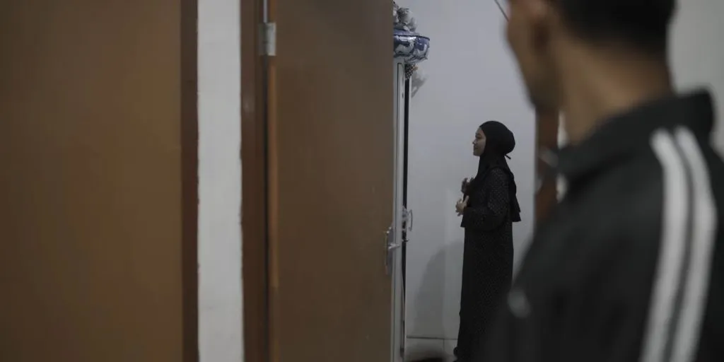 Batas Senja - Rumah dan Baju Barumu