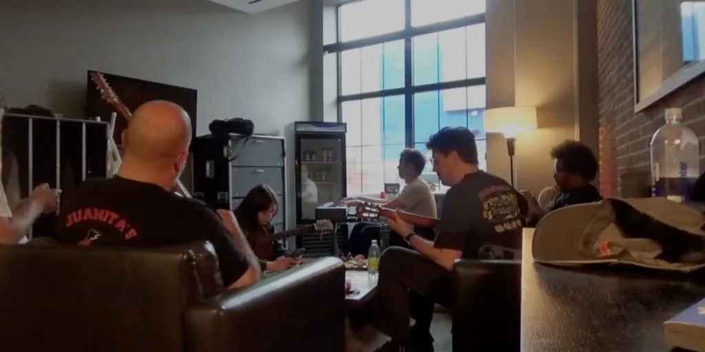 Lizzy McAlpine - Spring Into Summer