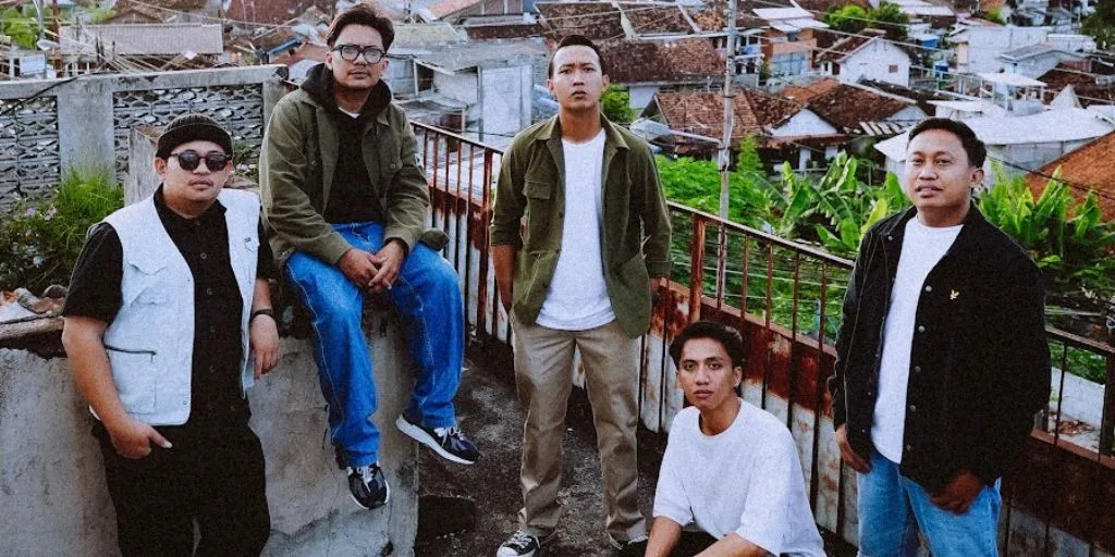 Lirik Klebus - Ngatmombilung