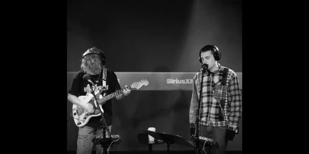 Royel Otis - Linger (Terjemahan)