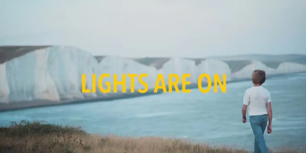 Lirik Lights Are On - Tom Rosenthal