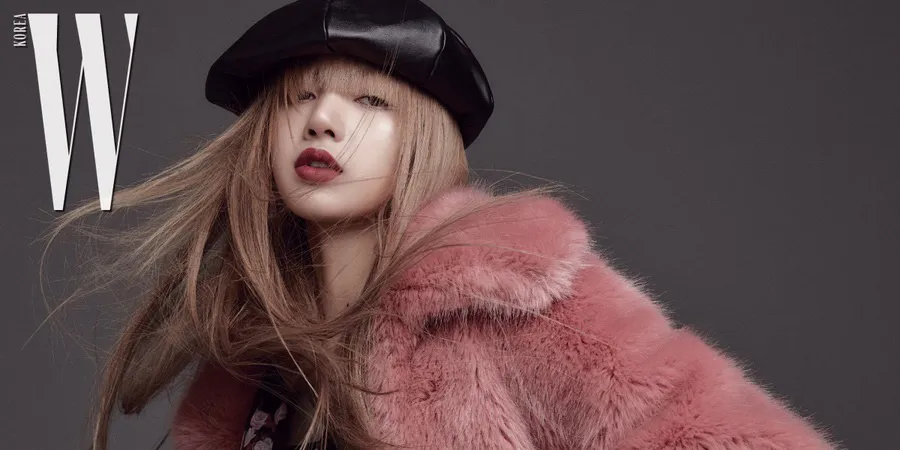 Lisa Blackpink &copy: W