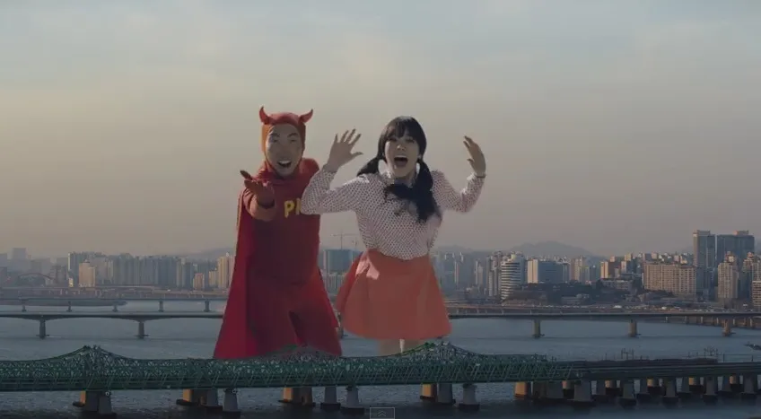Park Myung Soo dan Lizzy jadi raksasa dalam MV Goodbye PMS © YouTube