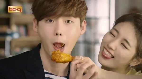 Lee Jong Suk dan Suzy juga jadi bintang iklan ayam goreng untuk merk berbeda © BBQ chicken