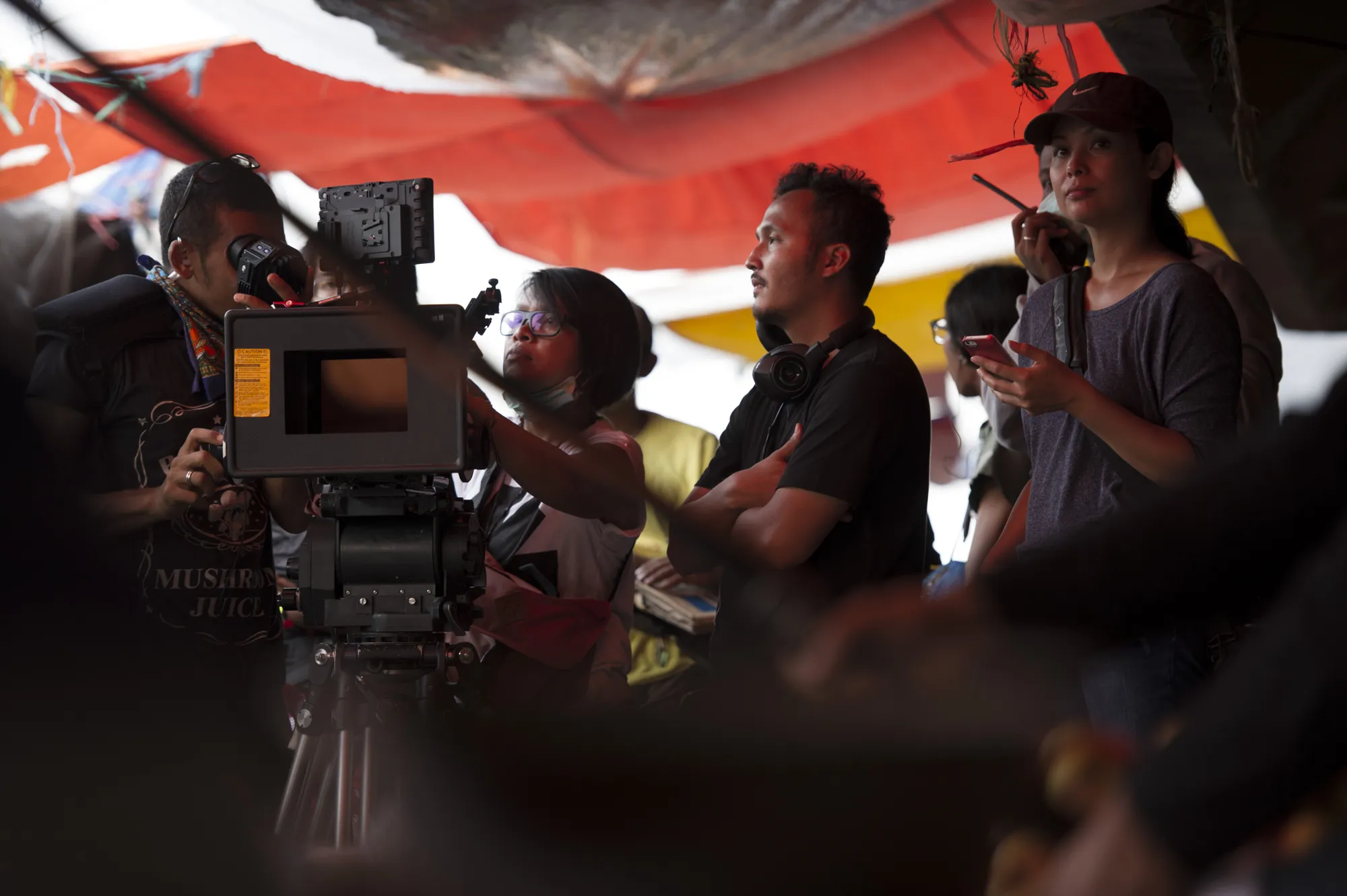 Adriyanto Dewo mengawasi jalannya proses pengambilan gambar.