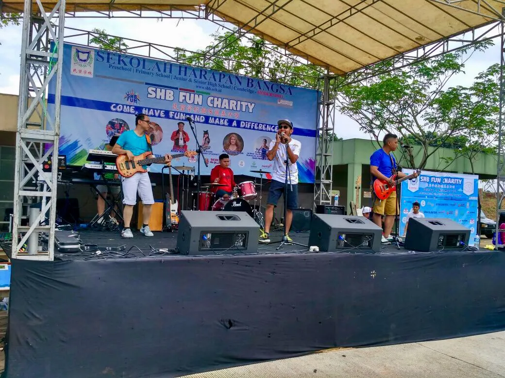 Tak hanya membawakan lagu cover, Local Trio juga membawakan single terbaru mereka yang berjudul 'Tebar Pesona' © KapanLagi.com/Sahal Fadli