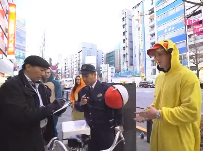 Ketika ditegur oleh polisi, Paul justru sibuk bermain-main dengan Pokeball. (Credit: Youtube/That Japanese Man Yuta)