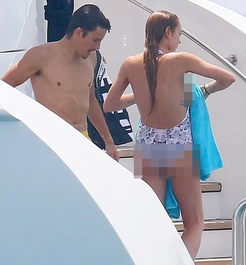 Lindsay dan pacarnya usai mandi bareng © FameFlynet/dailymail.co.uk