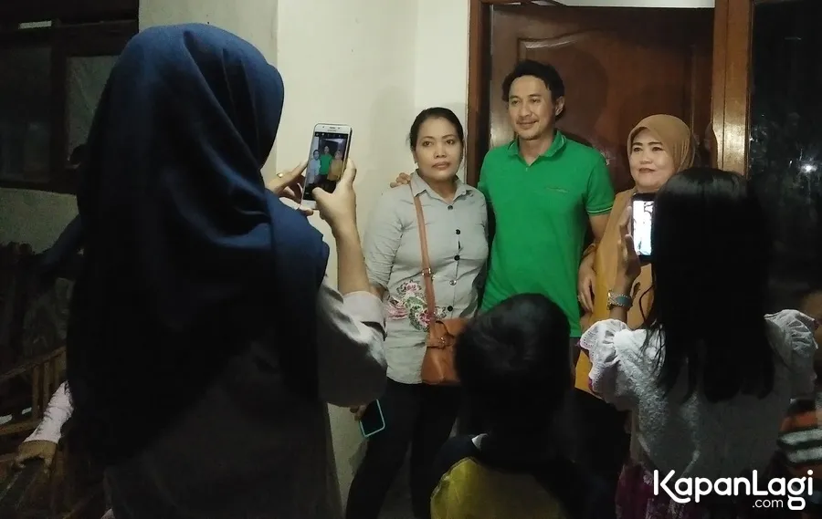 Agus Kuncoro foto bareng fans © KapanLagi.com®/Nuzulur Rakhmah