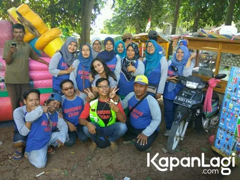 Para pedagang memakai baju yang sama © KapanLagi.com®/Nuzulur Rakhmah
