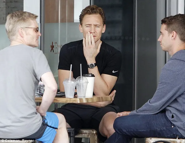 Tom terlihat bad mood hari itu © dailymail.co.uk