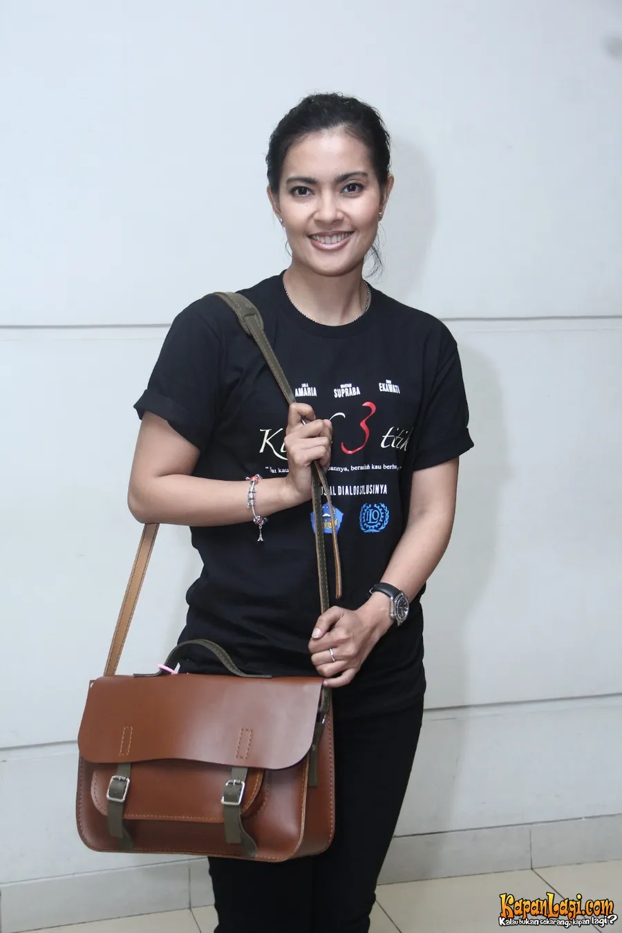 Tampil sederhana pun, Lola Amaria masih terlihat cantik