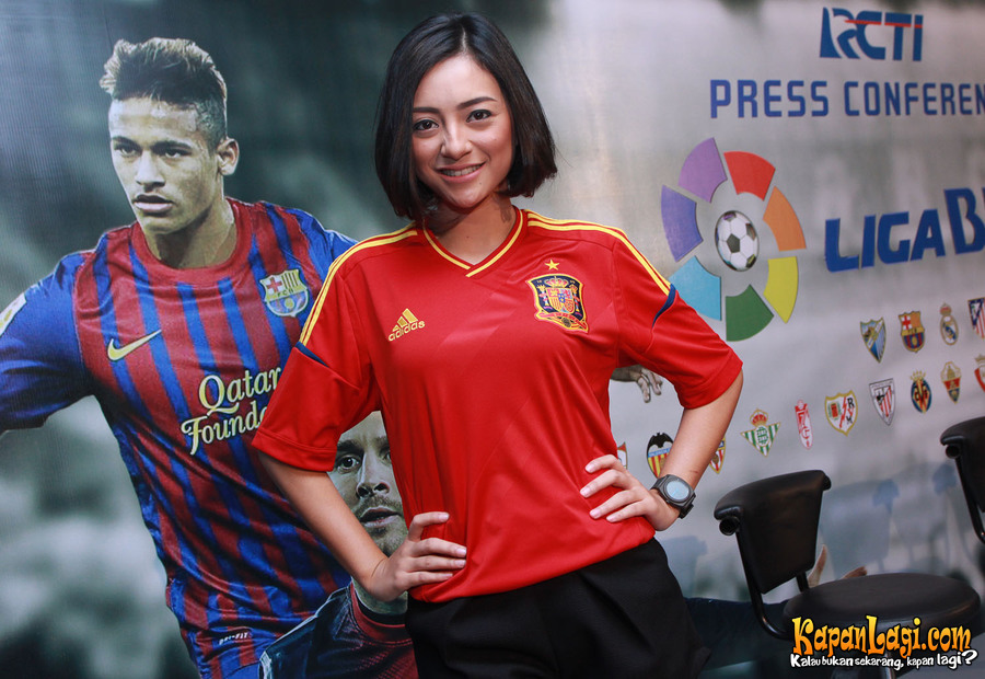Kelar sinetron, Lolita Agustine bawakan program sepak bola 