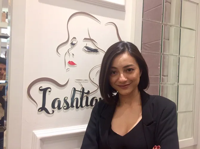 Lolita Agustine mengaku tidak suka merawat diri ke salon, namun ia mempertimbangkan untuk memanjangkan bulu matanya. © KapanLagi.com/Sahal Fadhli