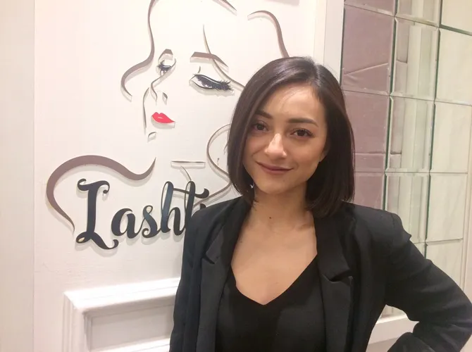 Menjajal ekstensi bulu mata untuk pertama kalinya, Lolita mengaku puas akan hasilnya. © KapanLagi.com/Sahal Fadhli