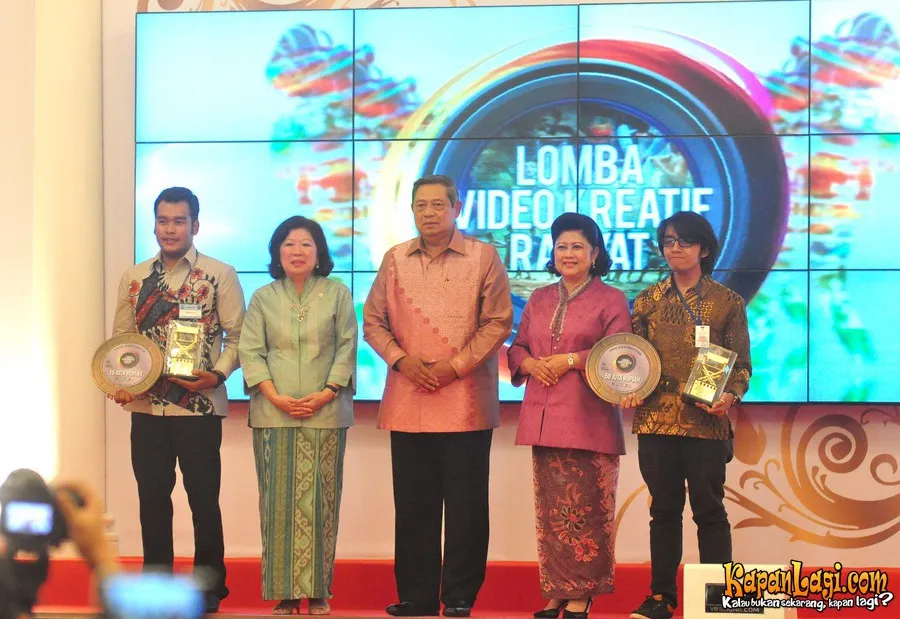 Presiden SBY dengan pemenang Lomba Video Kreatif Rakyat.