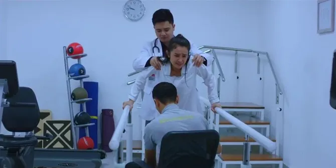 Caramel menderita lumpuh karena alami kecelakaan (credit: youtube.com/Screenplay Films)