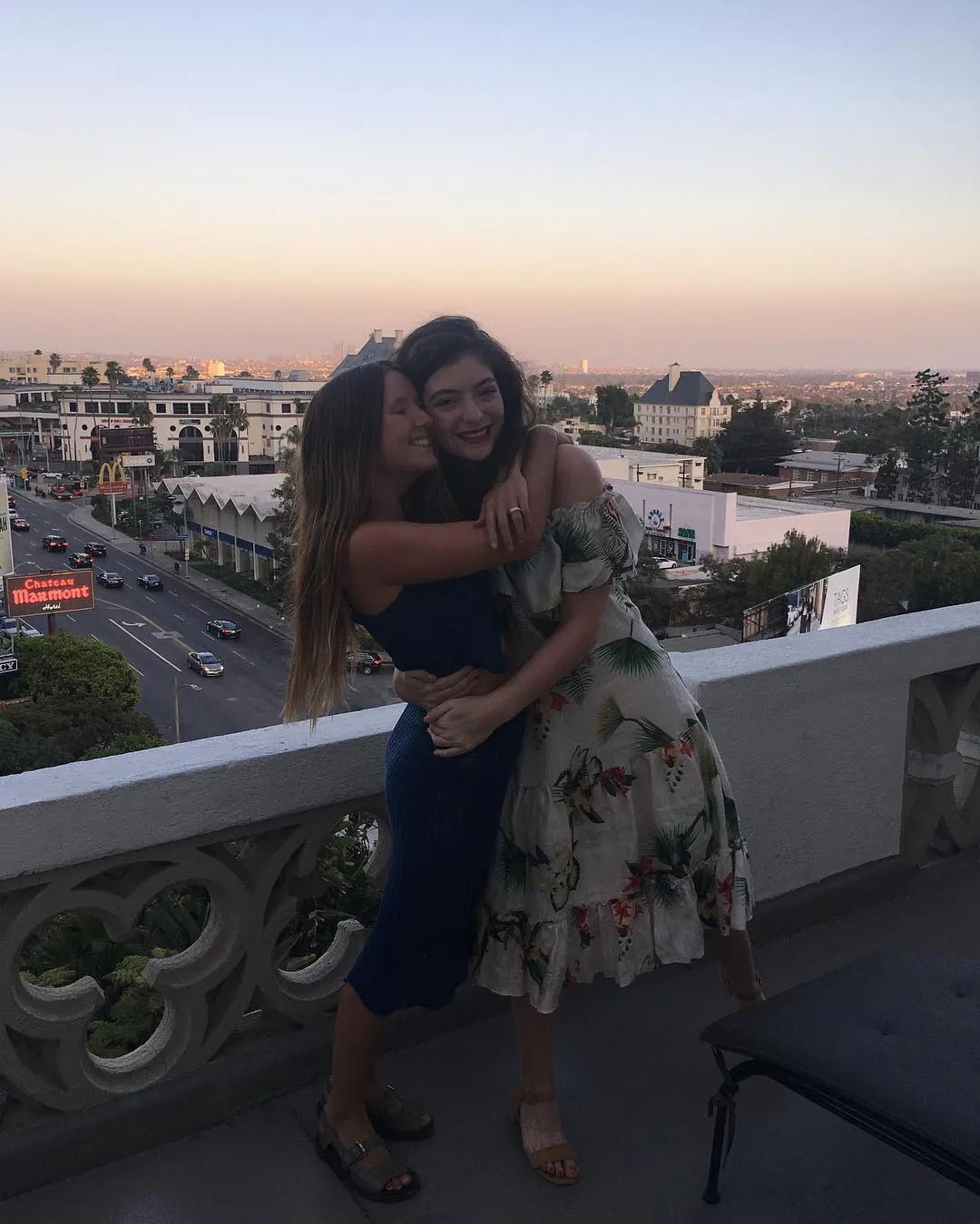 Kenakan floral dress yang menunjukkan bagian bahunya, Lorde tampil dengan gaya klasik yang cantik dan feminin, cute abis! © instagram.com/lordemusic