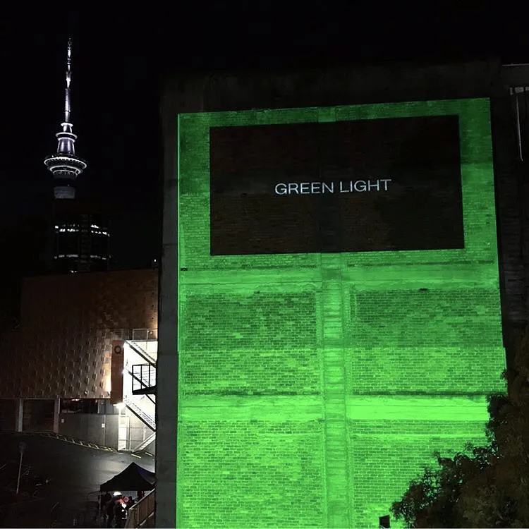 Menurut Lorde, 'Green Light' merupakan lagu yang lucu, sedih, tapi sekaligus menyenangkan © instagram.com/lordemusic