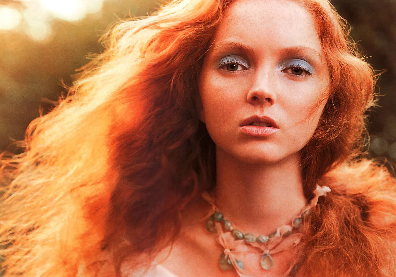 Lily Cole dengan rambut keriting messy-nya @ istimewa