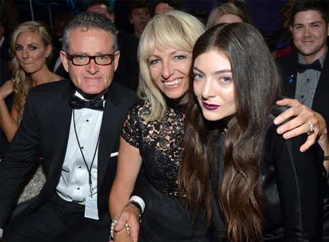 Lorde dan kedua orang tuanya @ eonline.com/Wire Image