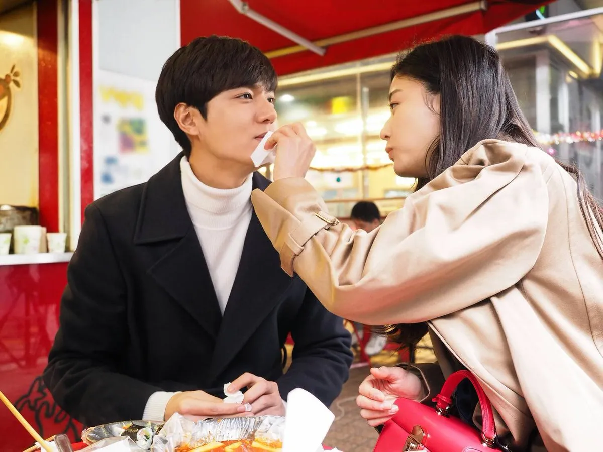 Cheong mengusap bibir Joon Jae © SBS