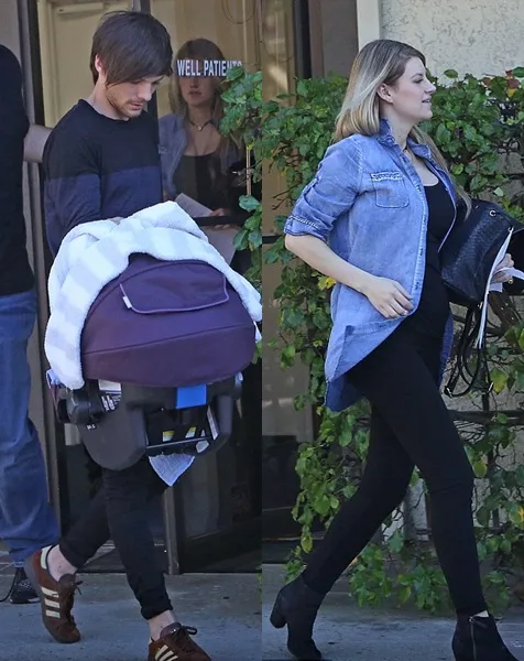 Louis Tomlinson saat mengajak anaknya berjalan-jalan, bersama dengan mantan kekasih Brianna. ©Coleman-Rayner via dailymai.co.kr