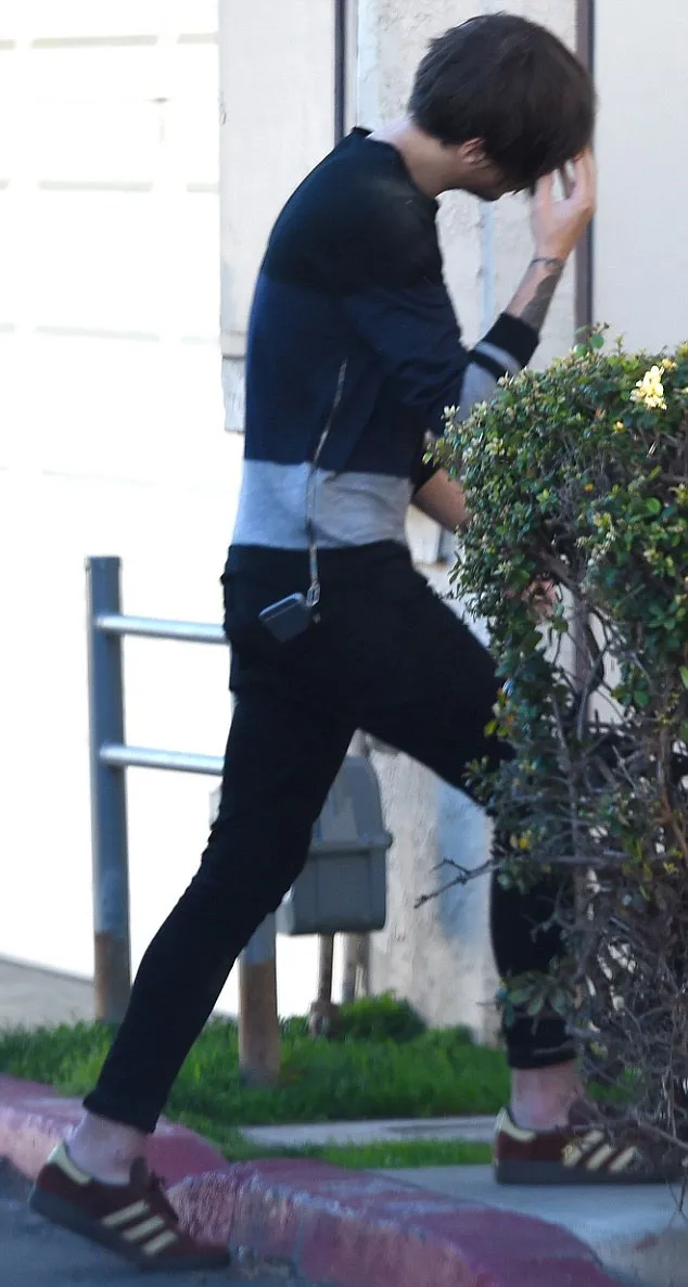 Louis Tomlinson saat datang mengunjungi anak ke apartemen Briana. ©AKM-GSI via dailymail.co.uk