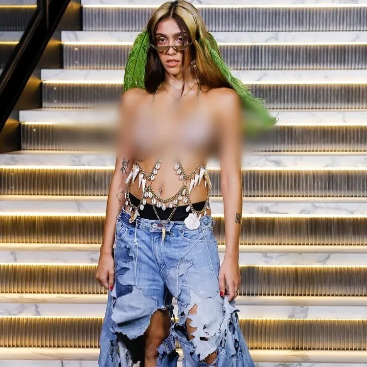 Lourdes tak mencukur bulu kakinya saat melangkah di catwalk NYFW. (instagram.com/lourdesleon_official)
