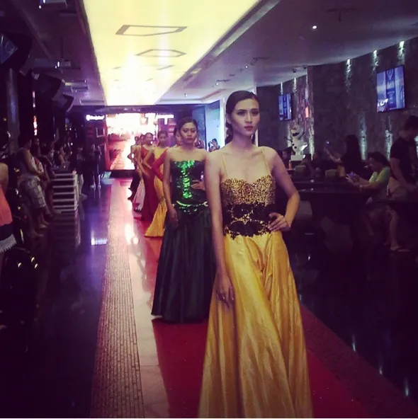 Fashion show dilakukan di hall atau lorong hotel © instagram.com/fashionhotellegian