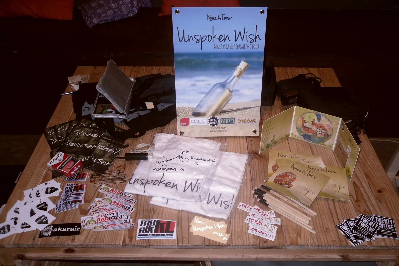 CD & Merchandise Knee and Toes yang dijual di venue. ©KapanLagi.com