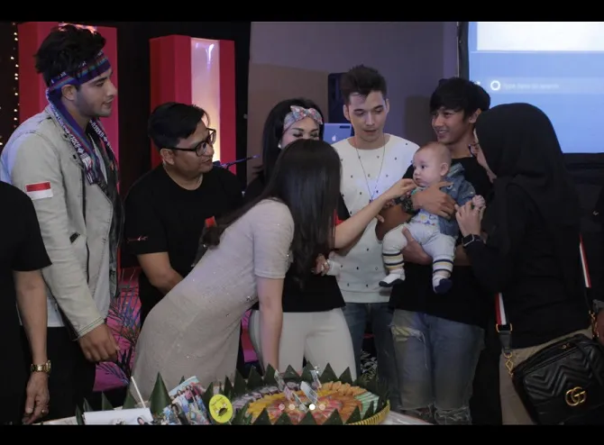 Lucio menjadi pusat perhatian (credit : instagram.com/celine_evangelista)
