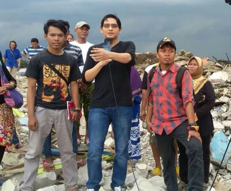 Lucky Hakim saat berada di salah satu titik penggusuran © KapanLagi.com®/Sahal Fadhli