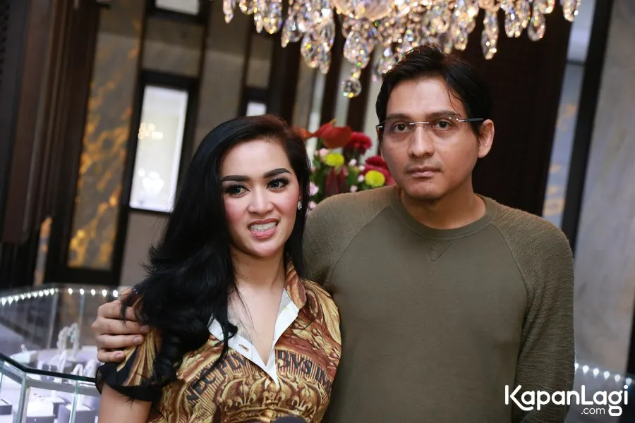 Lucky Hakim tak mempermasalahkan hobi Tiara Dewi membeli perhiasan © KapanLagi.com®/Agus Apriyanto
