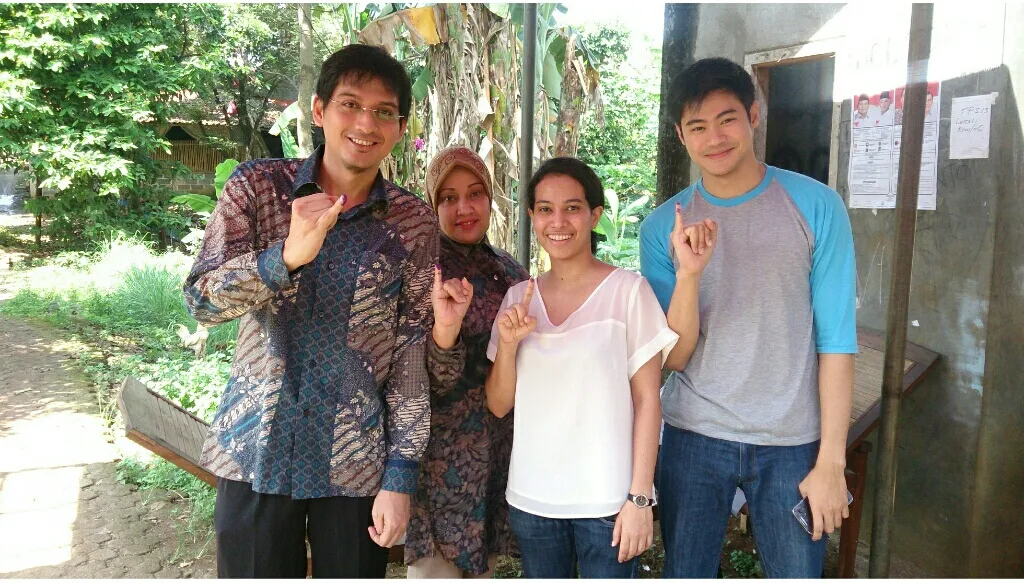Lucky Hakim bersama keluarganya beramai-ramai mencoblos. (Dokumentasi pribadi/Sahal Fadhly)